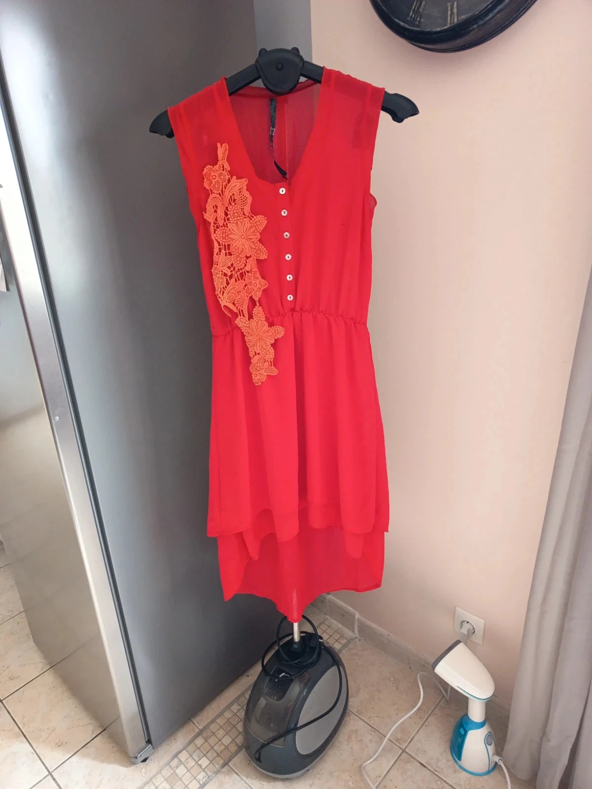 Robe rouge avec fleurs devant